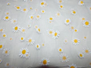 Blusa blanca de red con estampado de margaritas