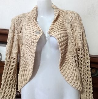 Coprispalle beige lavorato a maglia