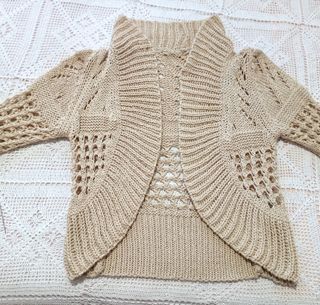 Coprispalle beige lavorato a maglia
