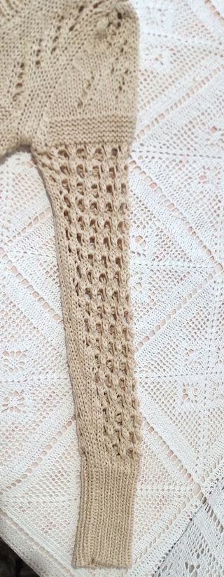 Coprispalle beige lavorato a maglia
