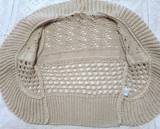 Coprispalle beige lavorato a maglia