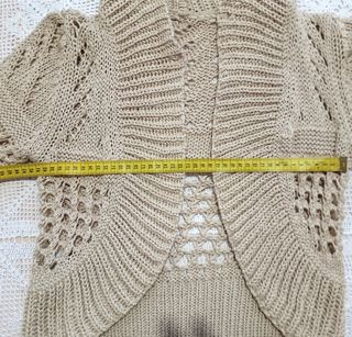 Coprispalle beige lavorato a maglia