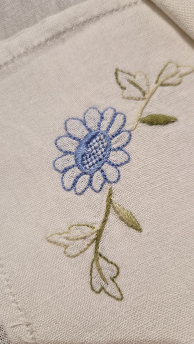 Tovaglia lino ricamata fiori