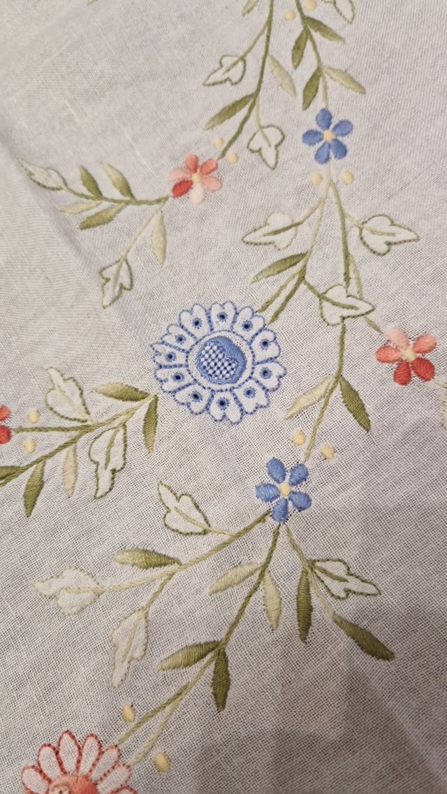 Tovaglia lino ricamata fiori