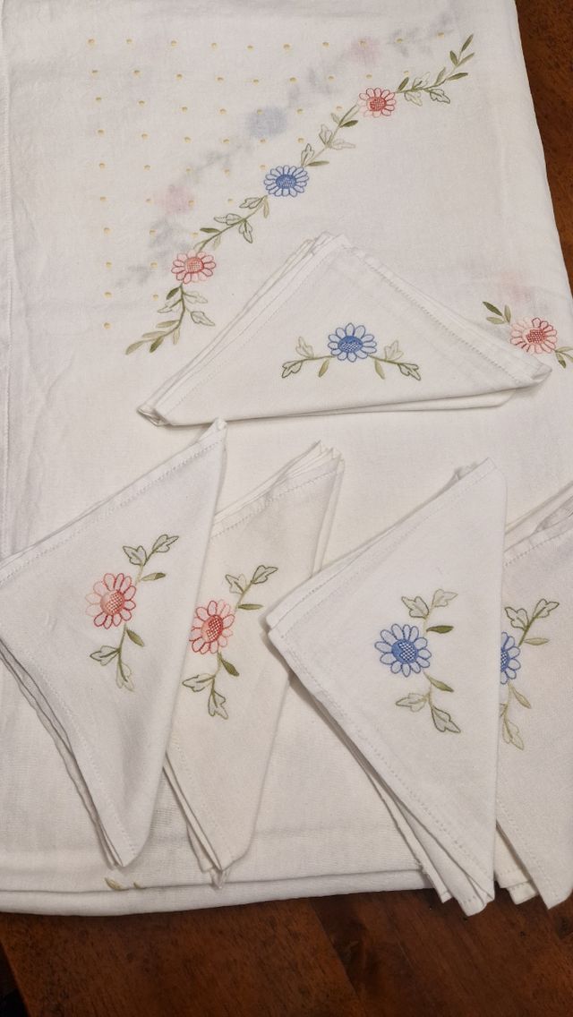 Tovaglia lino ricamata fiori
