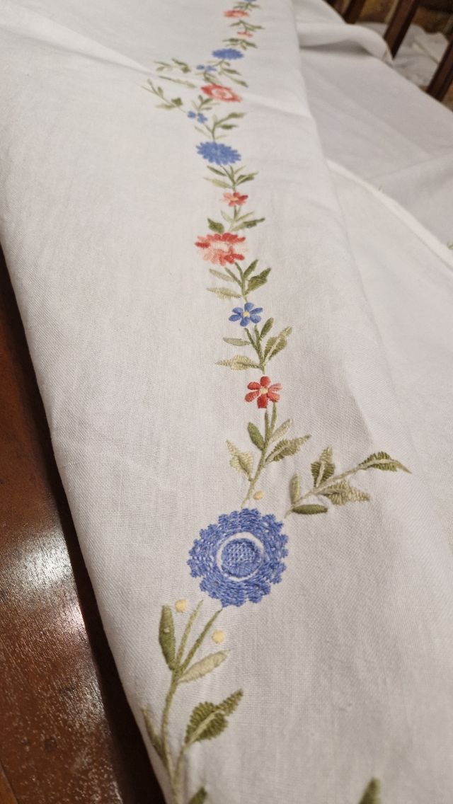 Tovaglia lino ricamata fiori