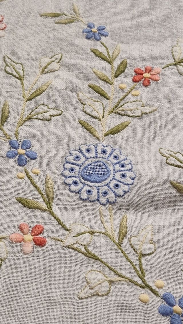Tovaglia lino ricamata fiori