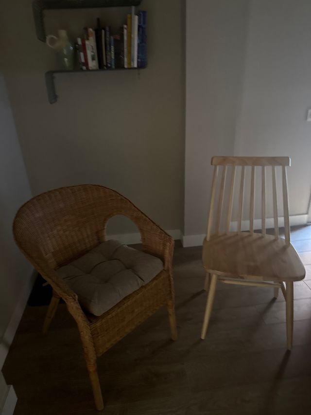 4 Sillas: 2 mimbre Ikea 2 madera Kave