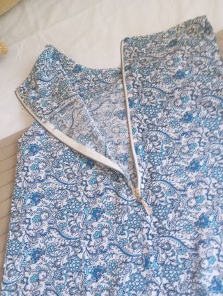 Vestido blanco y azul estampado