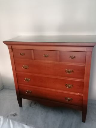 Cómoda de madera con cajones