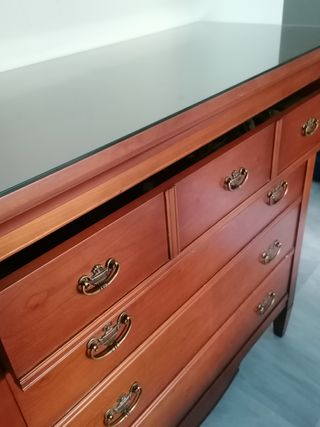 Cómoda de madera con cajones