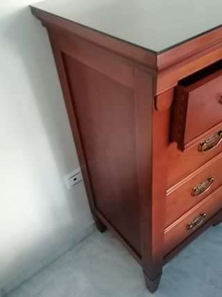 Cómoda de madera con cajones