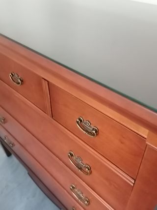 Cómoda de madera con cajones
