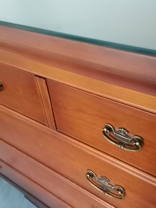 Cómoda de madera con cajones