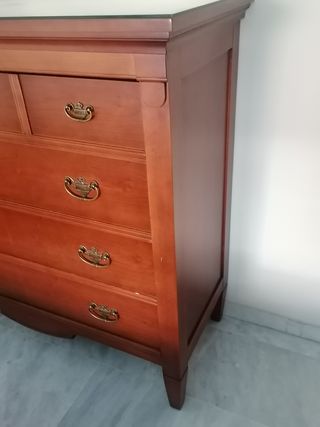 Cómoda de madera con cajones