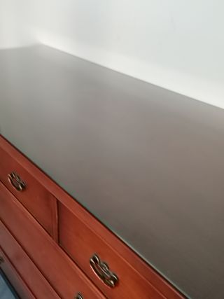 Cómoda de madera con cajones