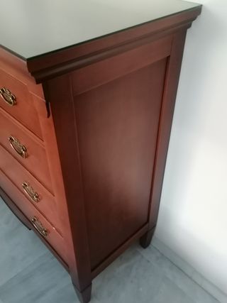 Cómoda de madera con cajones