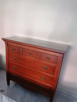 Cómoda de madera con cajones