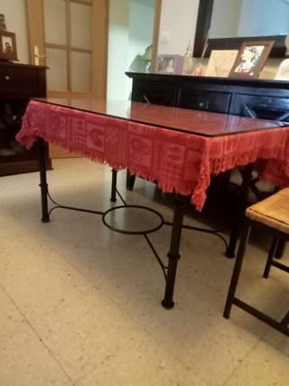 Mesa cristal y hierro forjado