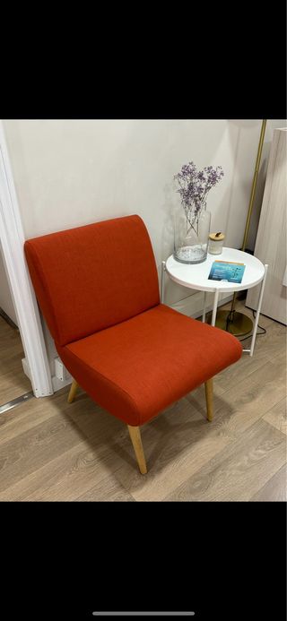 Butaca roja de tela y madera