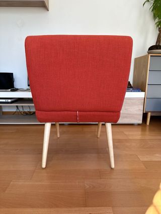 Butaca roja de tela y madera