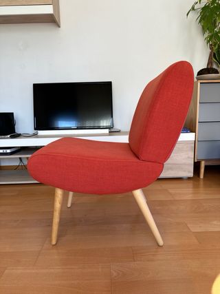 Butaca roja de tela y madera