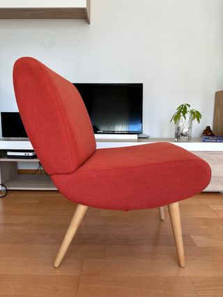 Butaca roja de tela y madera