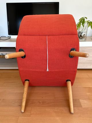 Butaca roja de tela y madera