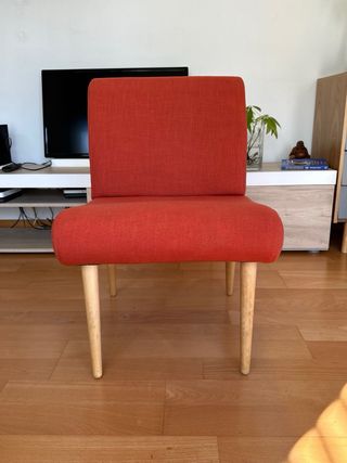 Butaca roja de tela y madera