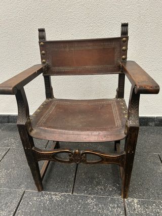 Sillón antiguo de cuero y madera
