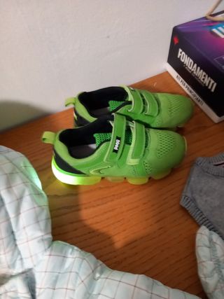 Scarpe Primigi luminose bimbo 3-4 anni
