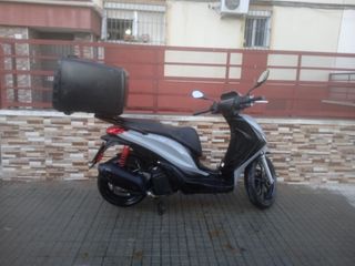 Cajón de moto para repartir 