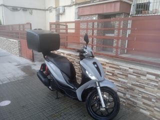 Cajón de moto para repartir 