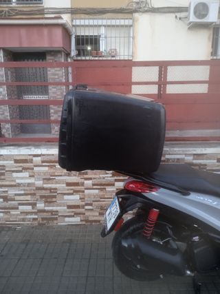 Cajón de moto para repartir 
