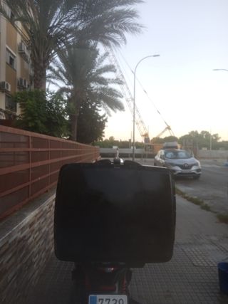 Cajón de moto para repartir 