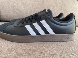 Zapatillas Adidas - Negras y Blancas
