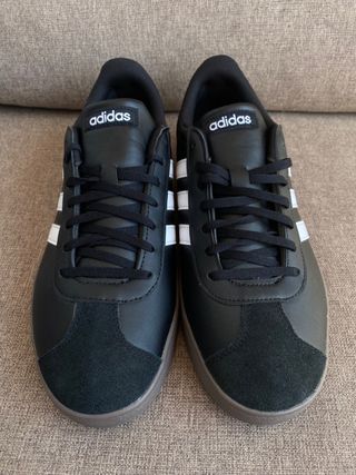 Zapatillas Adidas - Negras y Blancas