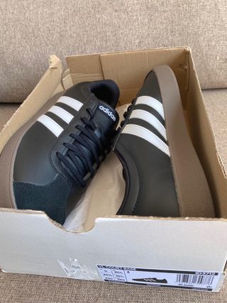 Zapatillas Adidas - Negras y Blancas