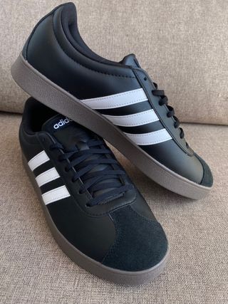 Zapatillas Adidas - Negras y Blancas