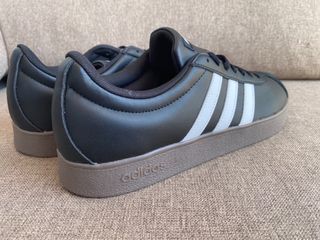 Zapatillas Adidas - Negras y Blancas