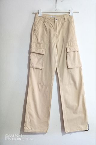 Pantaloni cargo beige Bershka