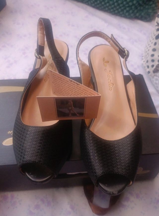 Sandalias blancas+regalo de sandalias negras.