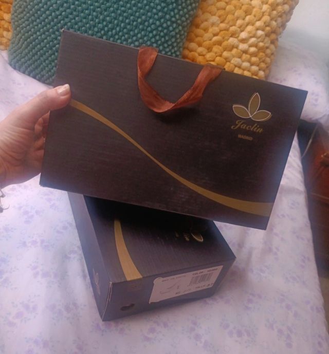 Sandalias blancas+regalo de sandalias negras.