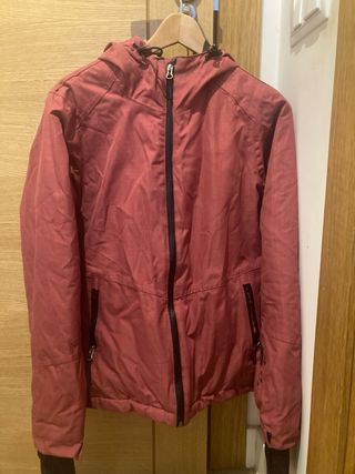 Chaqueta roja nieve