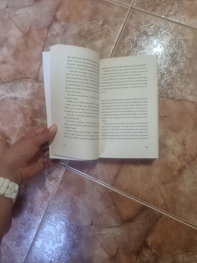 ALLEGIANT: SHE MUST MAKE HER FINAL CHOICE