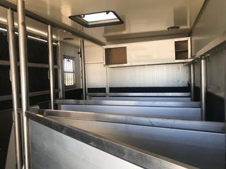 Mercedes-Benz 817 camión caballos vivienda
