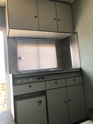 Mercedes-Benz 817 camión caballos vivienda
