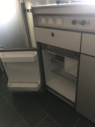 Mercedes-Benz 817 camión caballos vivienda