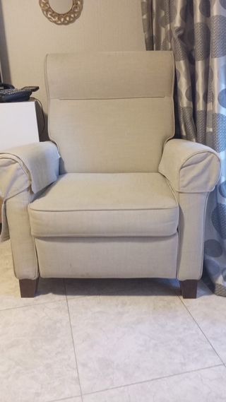 Set de muebles de salón. Mesa extensible, sillón..
