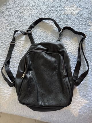 Mochila negra estampada
